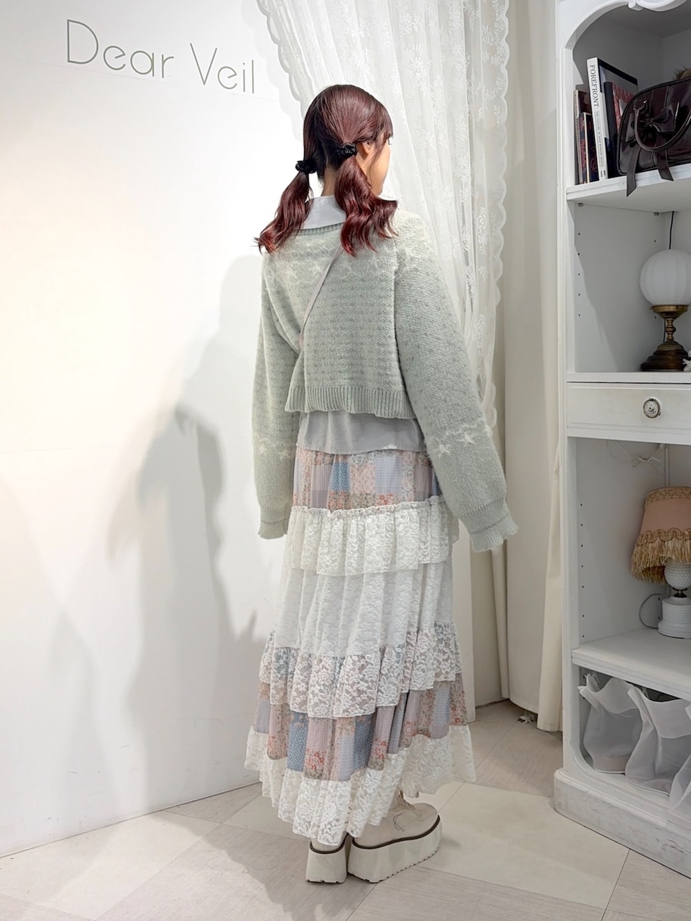 グリーン系のカーディガン/ボレロ、グレー系のシャツ/ブラウス、ピンク系のハンドバッグを着用したレディースの夏コーディネートの2枚目の写真