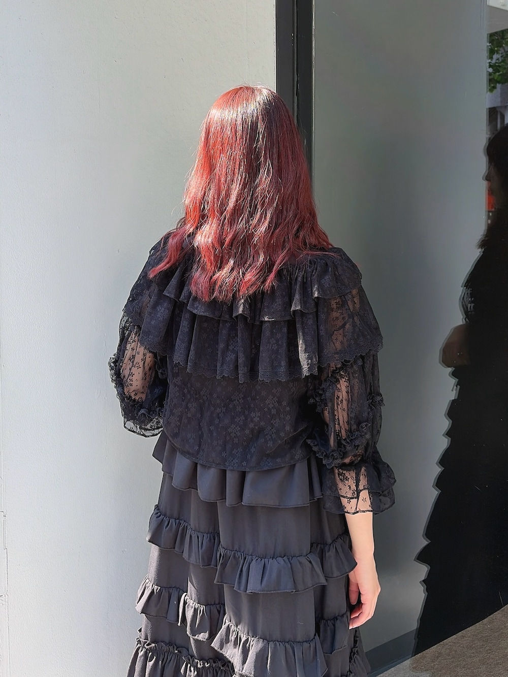 ブラック系のワンピース、ブラック系のカーディガン/ボレロ、ブラック系のバレエシューズを着用したレディースの春コーディネートの4枚目の写真