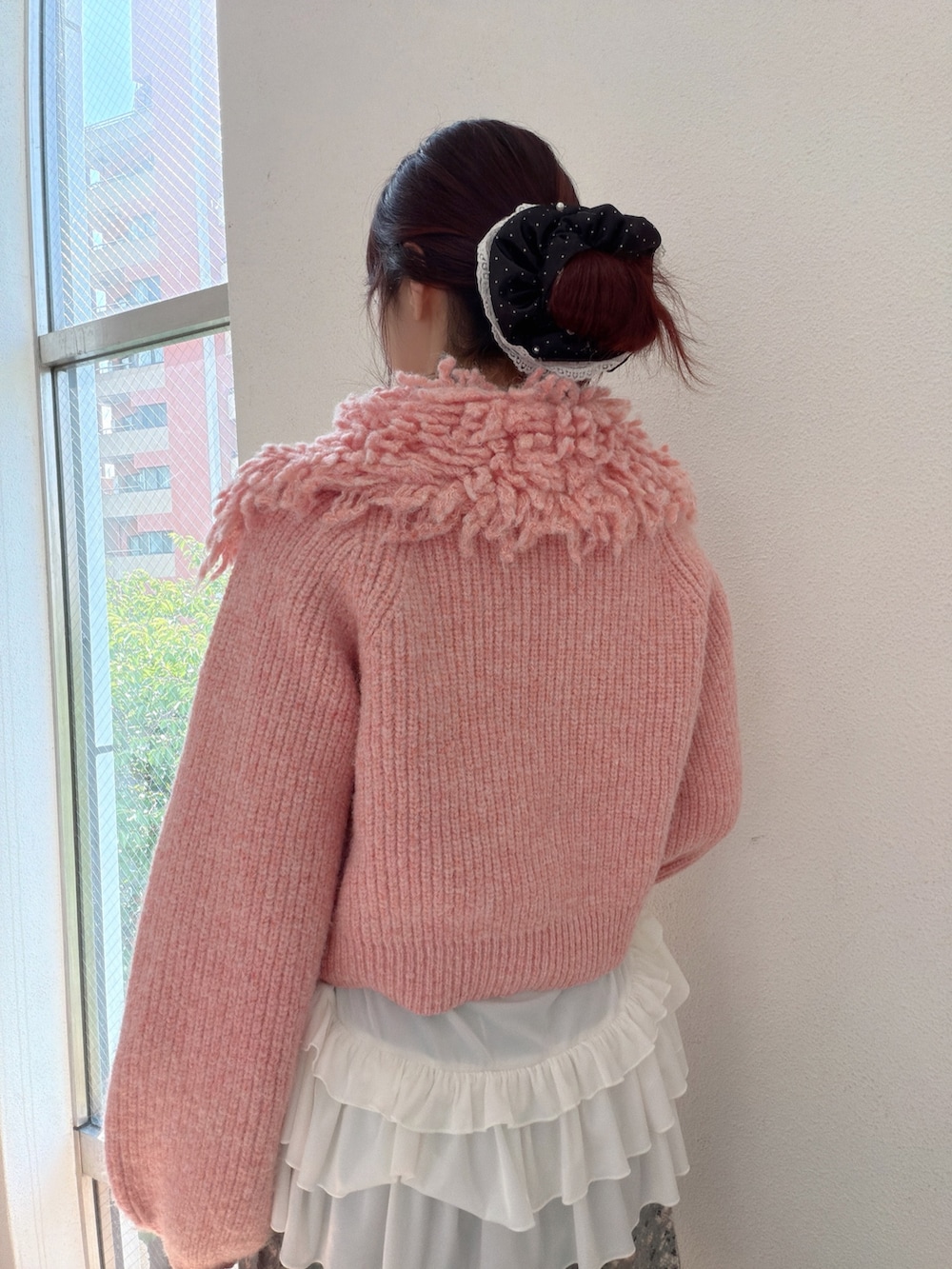 ピンク系のカーディガン/ボレロ、ホワイト系のTシャツ/カットソー、グレー系のスカートを着用したレディースの夏コーディネートの5枚目の写真