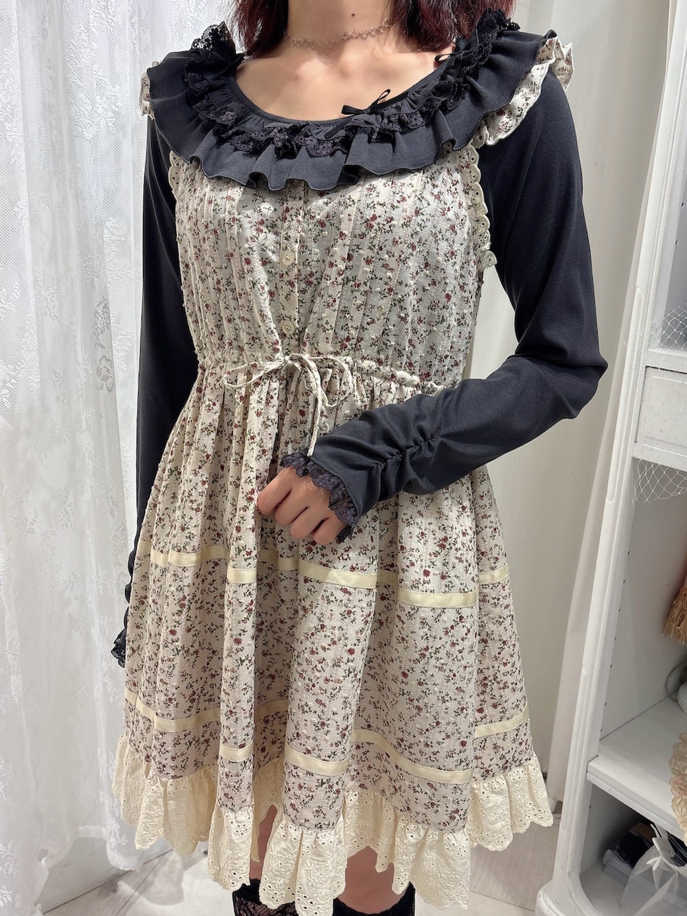 グレー系のTシャツ/カットソー、ホワイト系のワンピース、ブラック系のスニーカーを着用したレディースの秋コーディネートの5枚目の写真