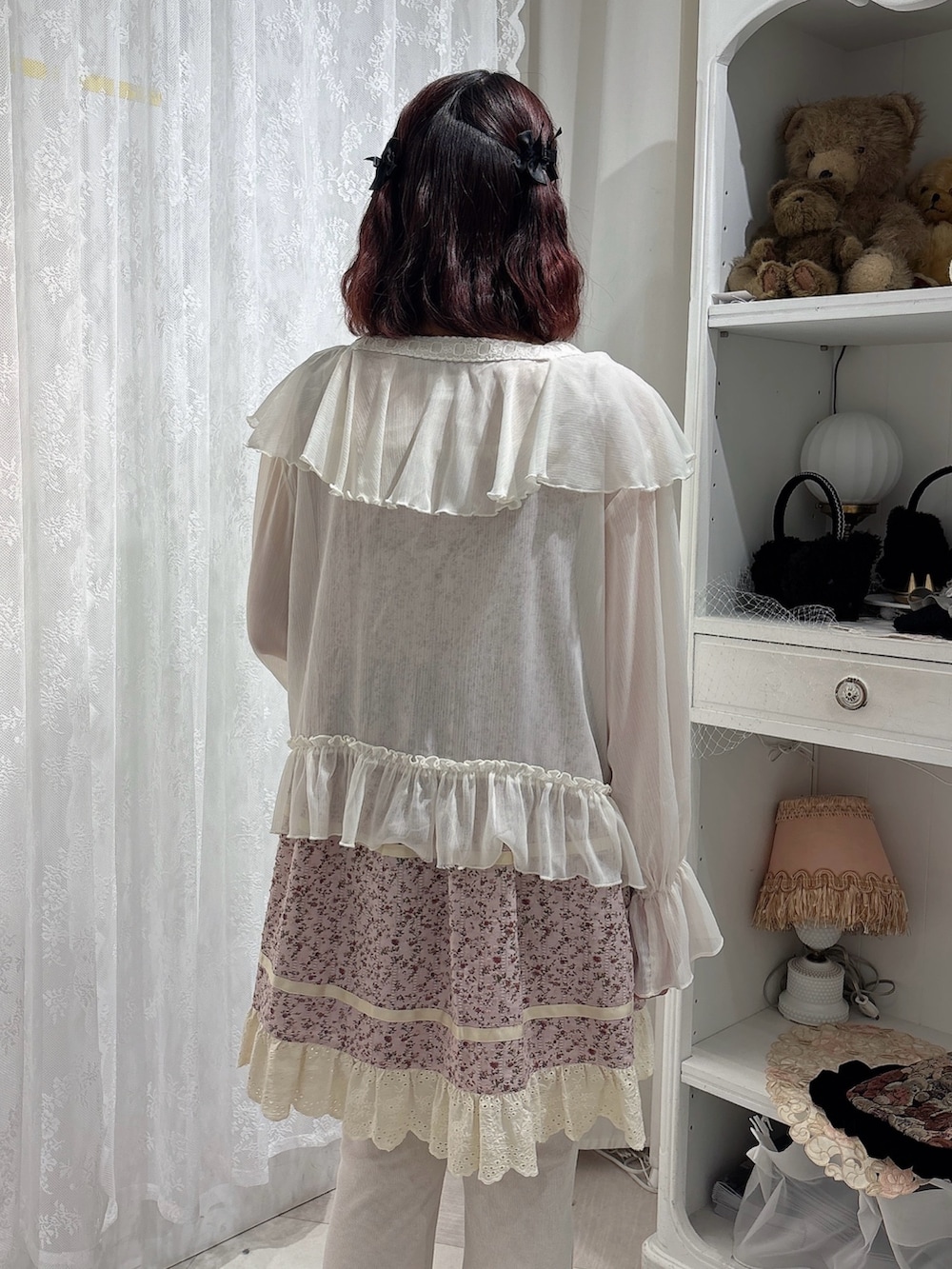 ホワイト系のカーディガン/ボレロ、ピンク系のワンピース、ホワイト系のスウェットパンツを着用したレディースの秋コーディネートの4枚目の写真