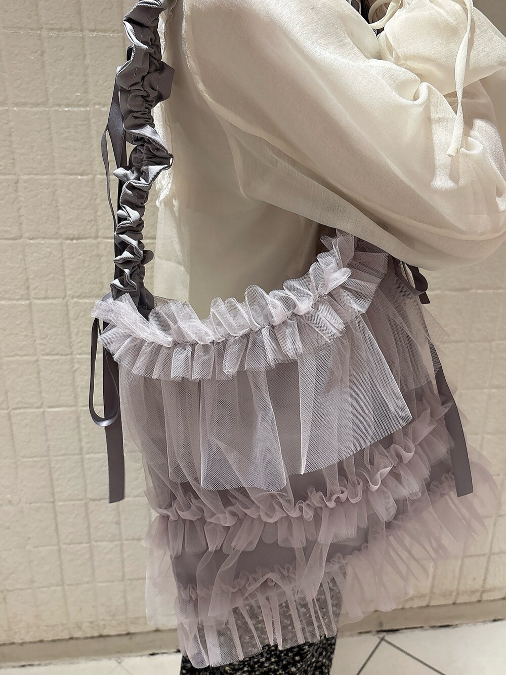 ホワイト系のシャツ/ブラウス、ホワイト系のTシャツ/カットソー、ブラック系のスカートを着用したレディースの春コーディネートの6枚目の写真