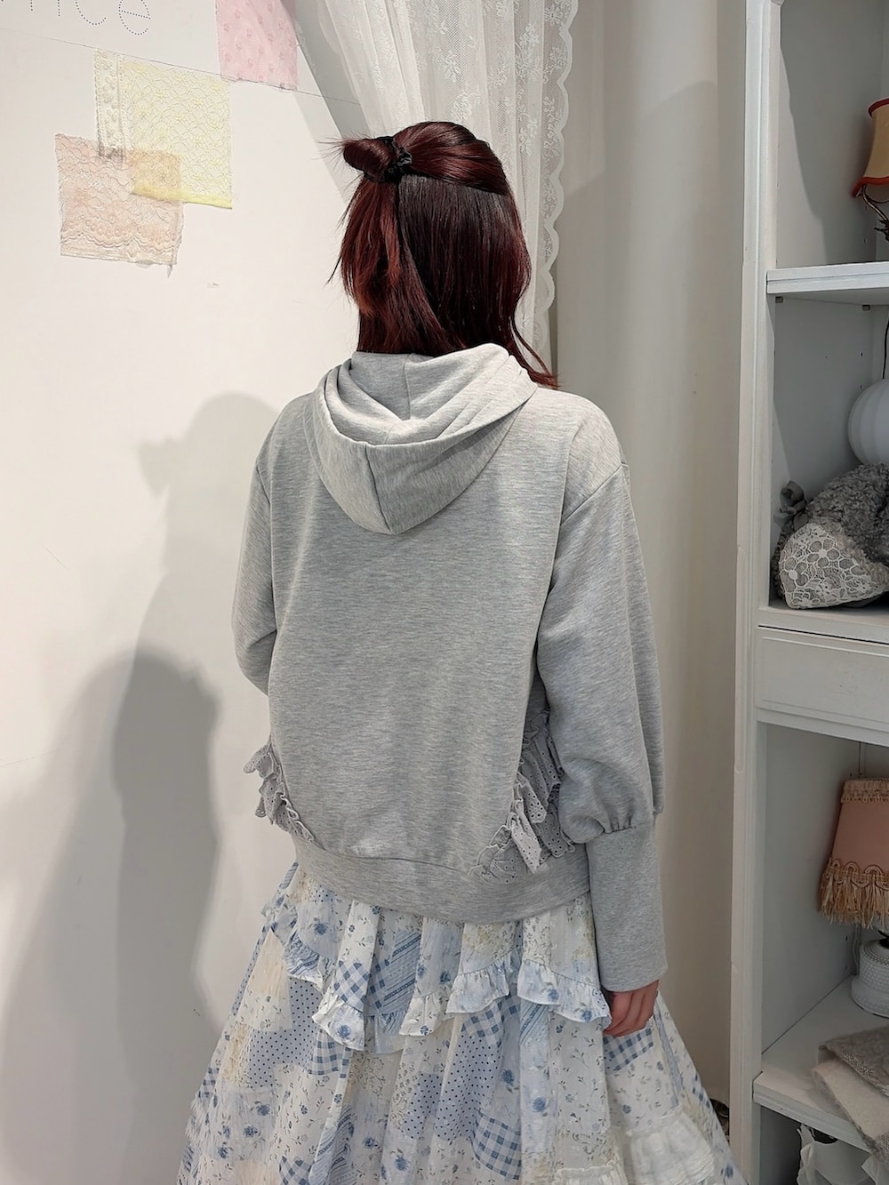 グレー系のパーカー、ブルー系のスカート、ホワイト系のバレエシューズを着用したレディースの冬コーディネートの4枚目の写真