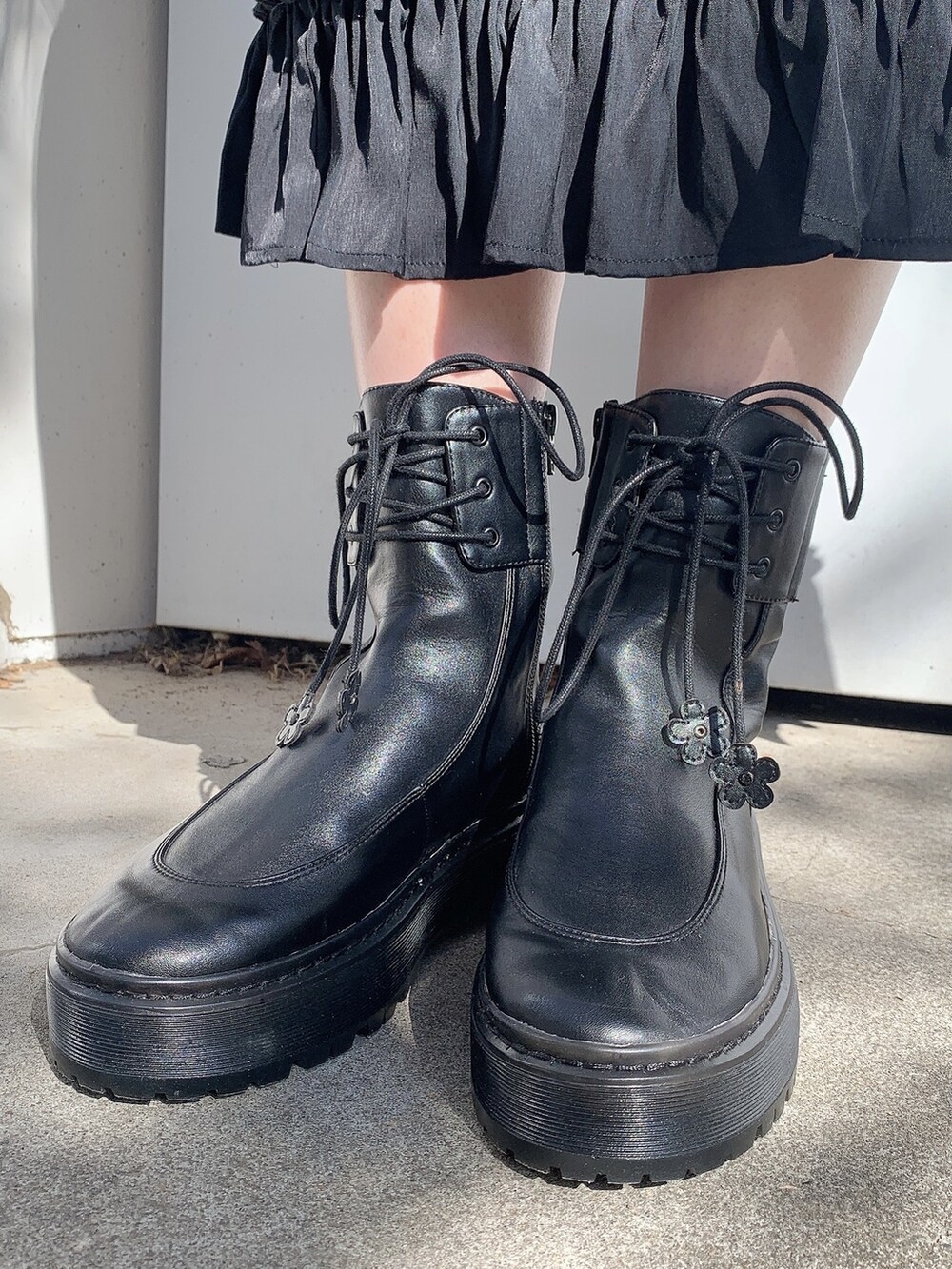 ブラウン系のその他アウター、ブラック系のブーツ、ブラック系のワンピースを着用したレディースの秋コーディネートの4枚目の写真