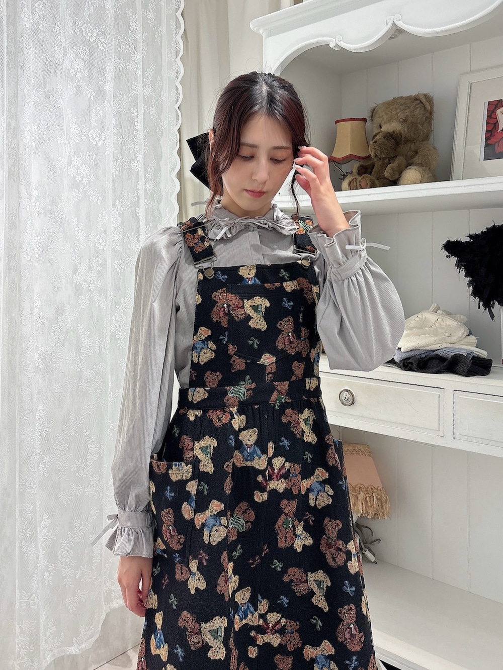 グレー系のシャツ/ブラウス、ブラック系のジャンパースカート、ブラック系のローファーを着用したレディースの秋コーディネートの3枚目の写真