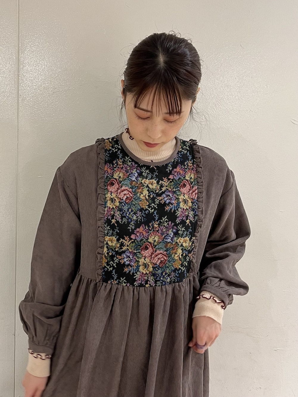 ピンク系のニット/セーター、ブラック系のハンドバッグ、ブラック系のローファーを着用したレディースの冬コーディネートの2枚目の写真