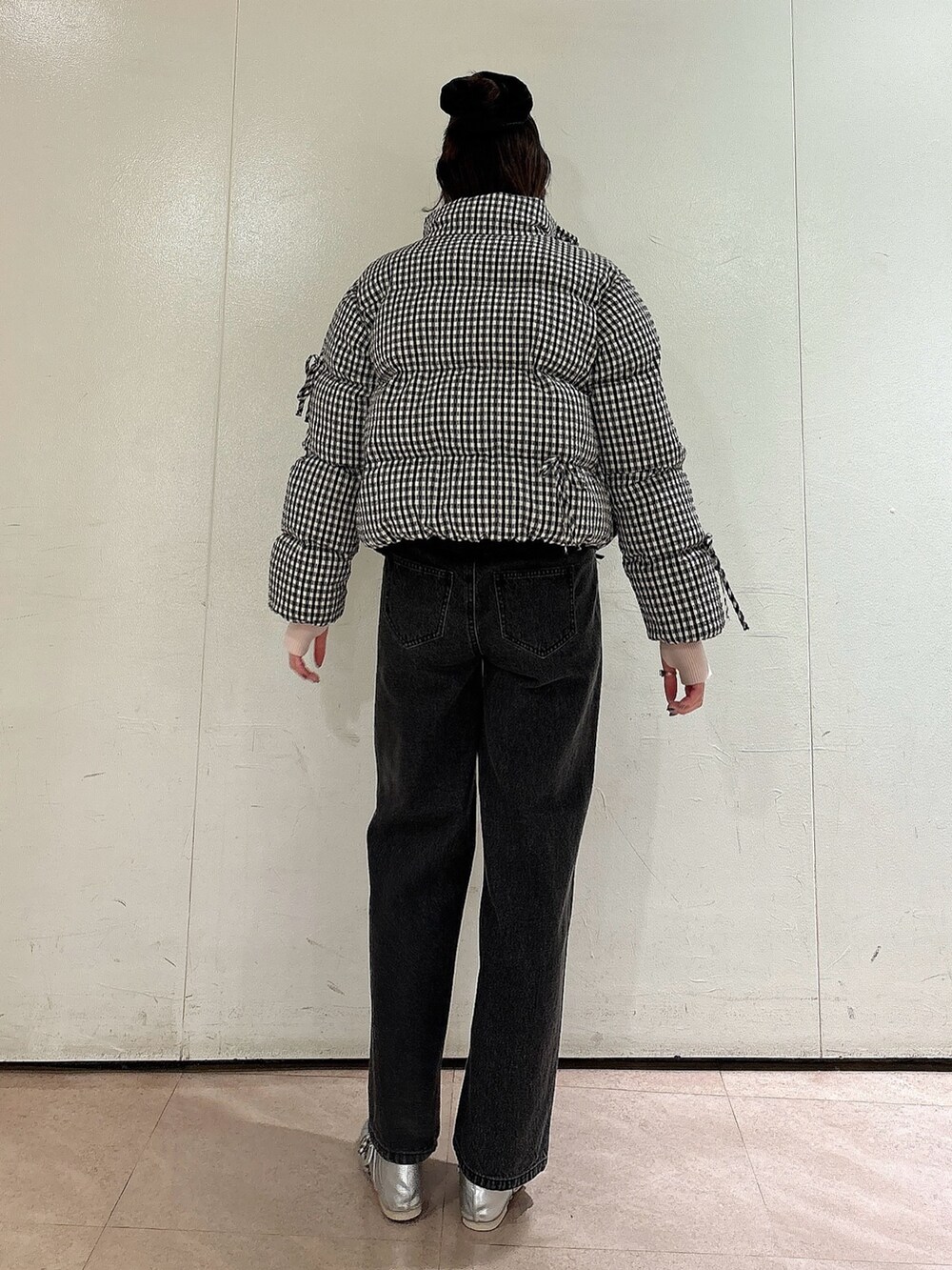 ブラック系のデニムパンツ、シルバー系のバレエシューズ、その他のブルゾンを着用したレディースの秋コーディネートの2枚目の写真