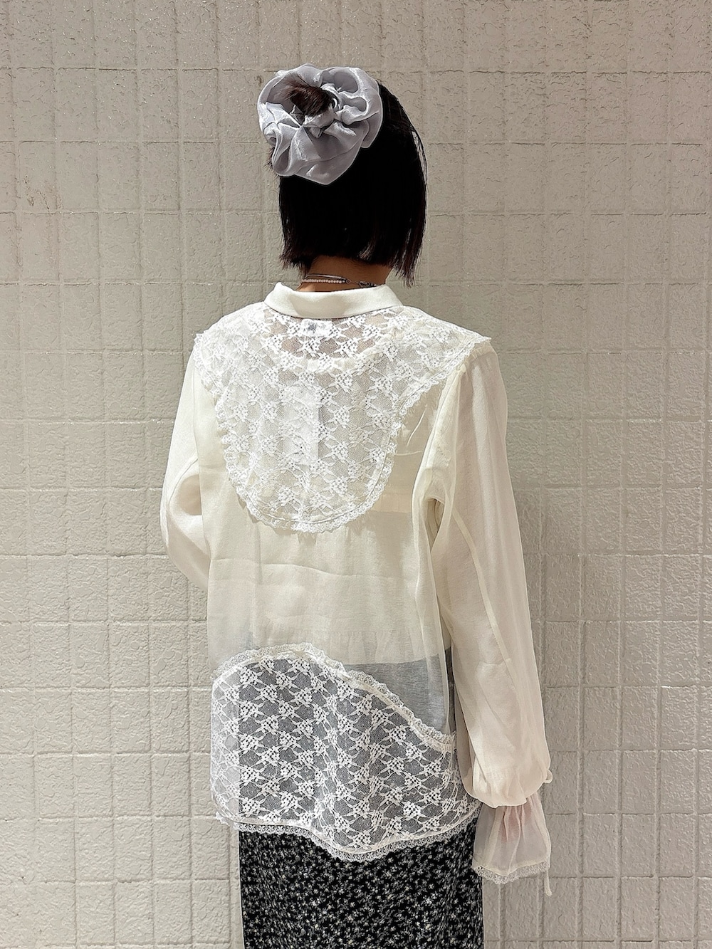 ホワイト系のシャツ/ブラウス、ホワイト系のTシャツ/カットソー、ブラック系のスカートを着用したレディースの春コーディネートの4枚目の写真