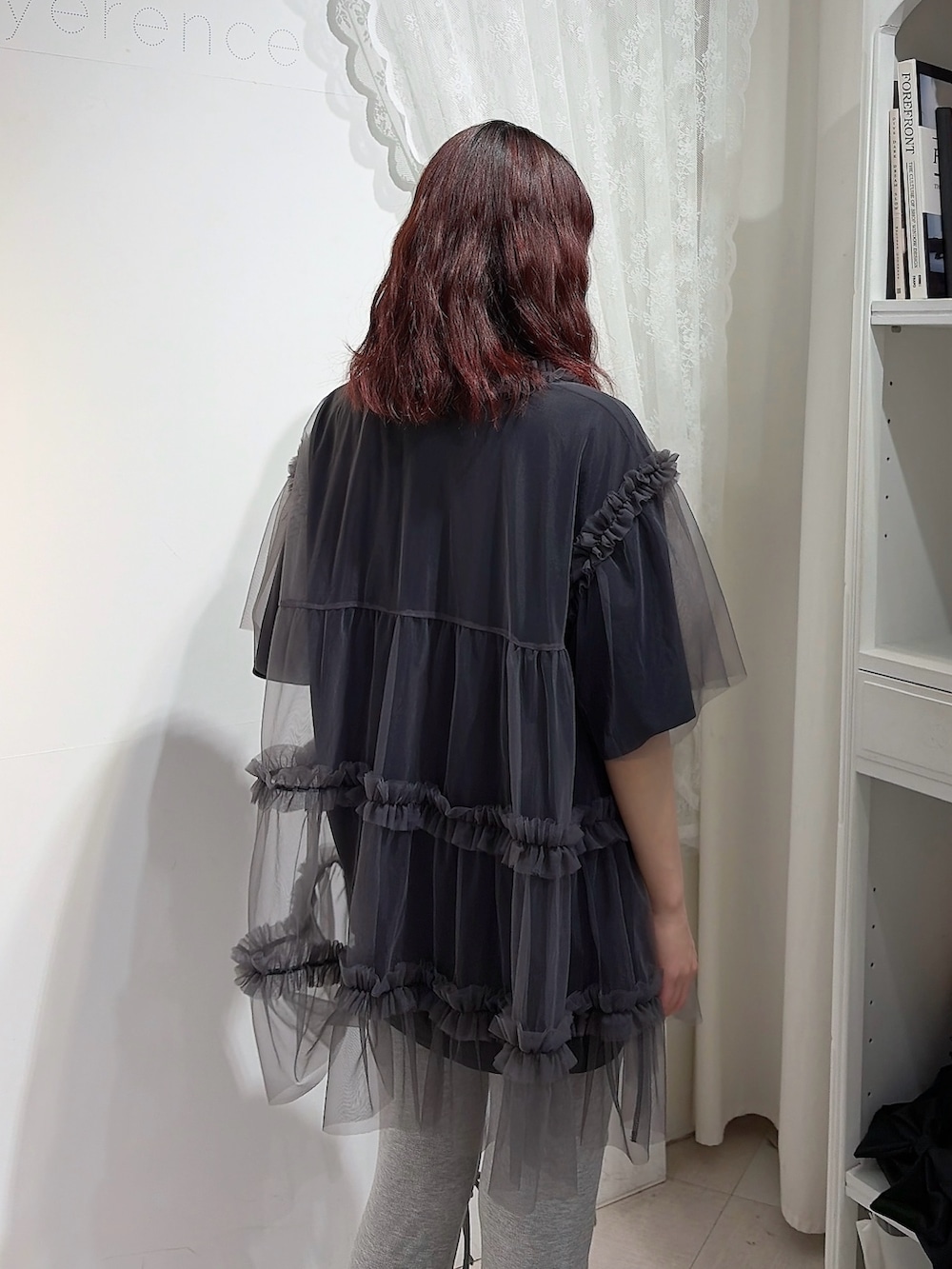 ブラック系のTシャツ/カットソー、グレー系のチュニック、グレー系のその他パンツを着用したレディースの春コーディネートの4枚目の写真