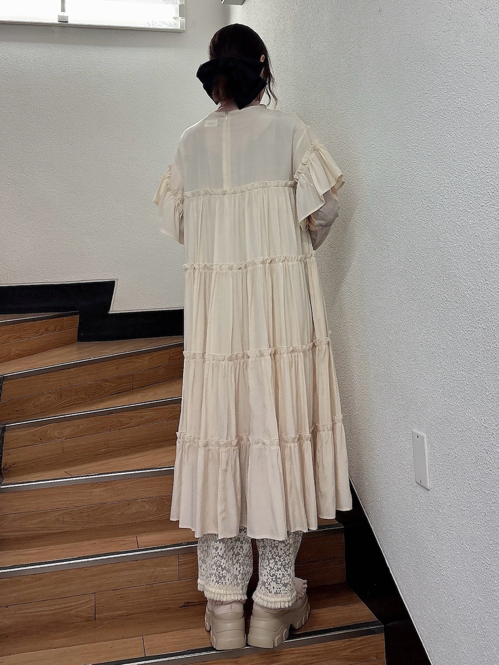 「ティアードワンピース、ロングワンピース、レイヤードスタイル、メッシュトップス、シアートップス、レースパンツ、レースレギンス、厚底シューズ、厚底ローファー、スエードシューズ、ヴィンテージライク、大人ガーリー、淡色コーデ」｜「merry jennyのティアードティアードスリーブワンピース（ワンピース、ホワイト系）」を使った、nanakaさん（レディース・163cm）の夏コーディネートの2枚目の写真