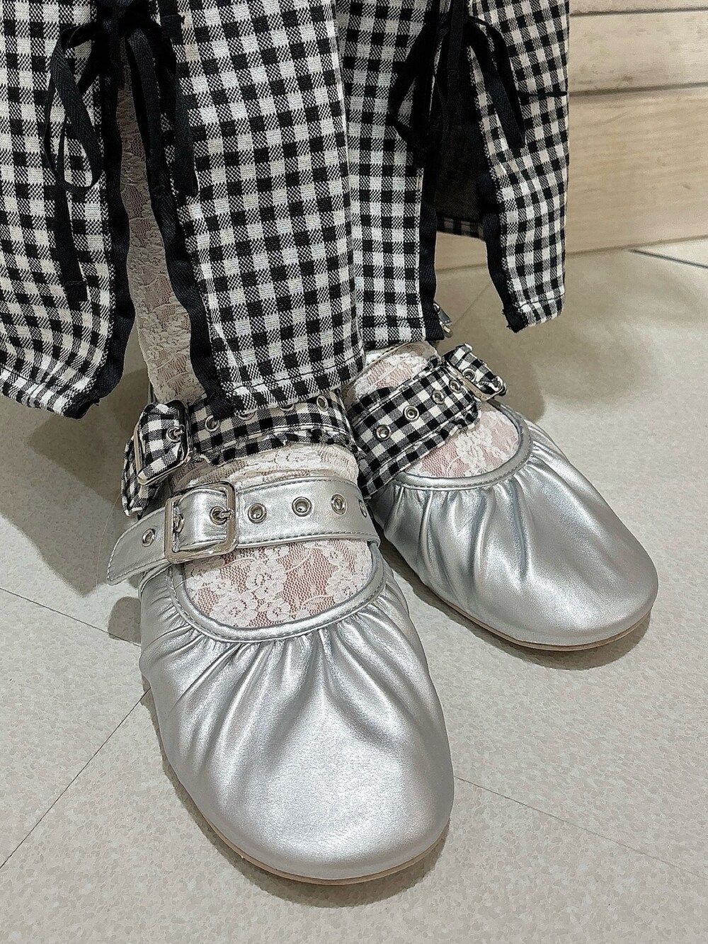 グレー系のワンピース、ホワイト系のTシャツ/カットソー、ブラック系のスラックスを着用したレディースの夏コーディネートの7枚目の写真