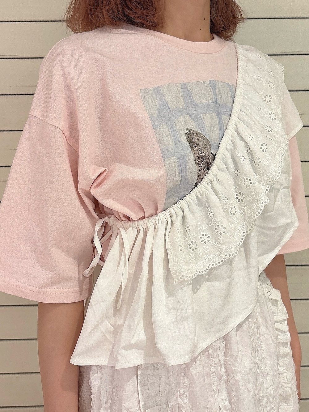 ホワイト系のスカート、ピンク系のTシャツ/カットソー、ブラック系のサンダルを着用したレディースの夏コーディネートの5枚目の写真