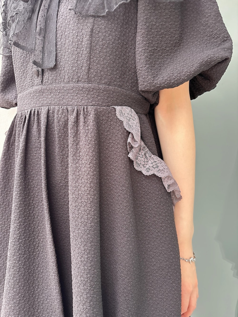 ブラック系のワンピース、ブラック系のスニーカー、ブラック系の付け襟を着用したレディースの春コーディネートの6枚目の写真