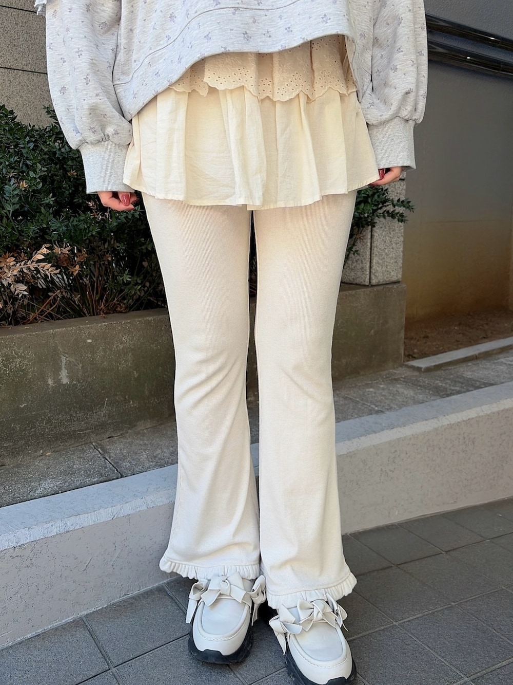 グレー系のスウェット、ホワイト系のショルダーバッグ、ホワイト系のスウェットパンツを着用したレディースの冬コーディネートの6枚目の写真