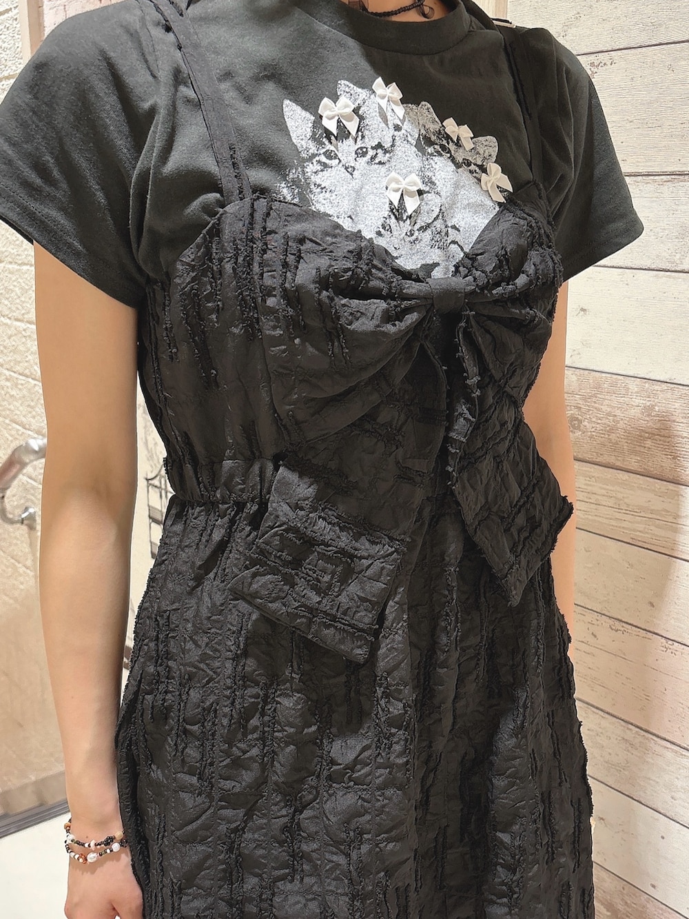 ブラック系のワンピース、シルバー系のショルダーバッグ、グレー系のTシャツ/カットソーを着用したレディースの春コーディネートの5枚目の写真