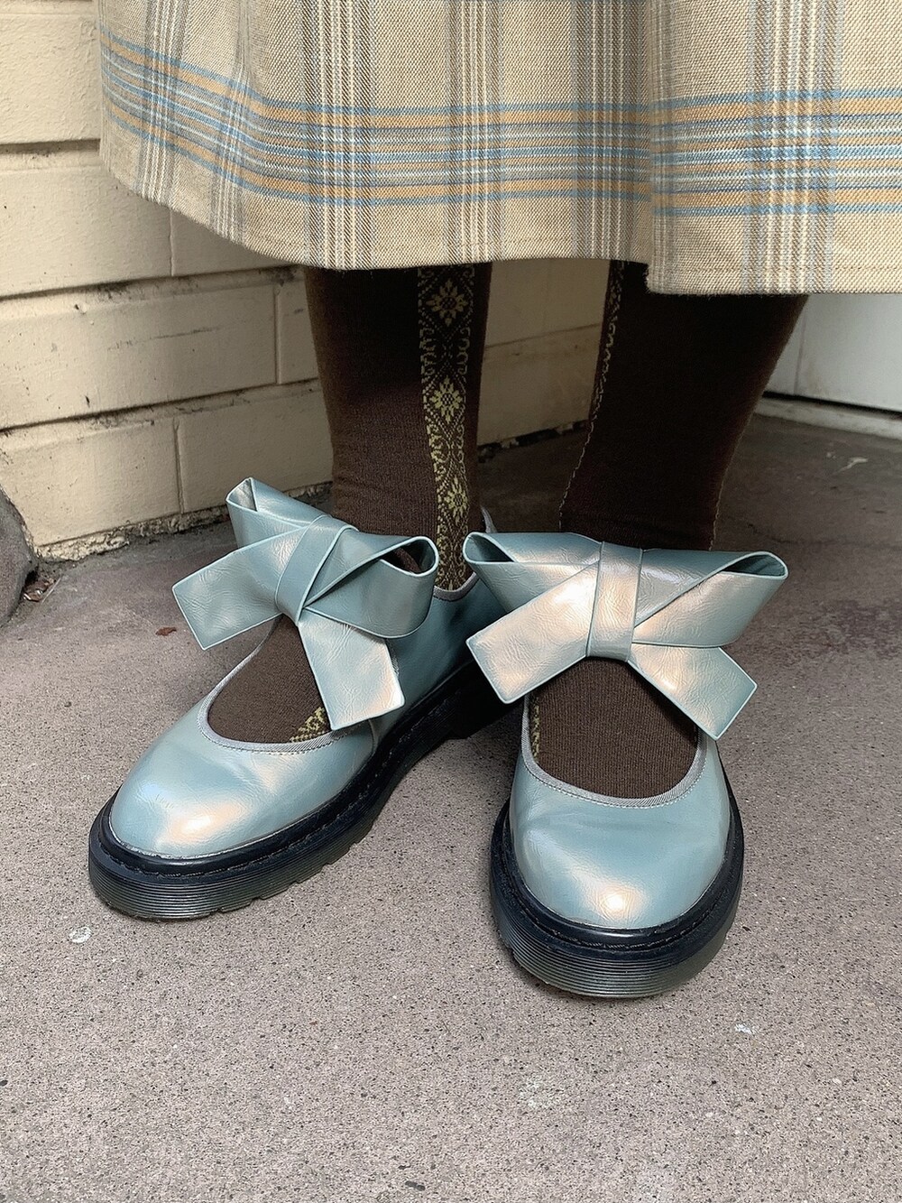 ブルー系のパンプス、ベージュ系のカーディガン/ボレロ、ベージュ系のワンピースを着用したレディースの秋コーディネートの3枚目の写真