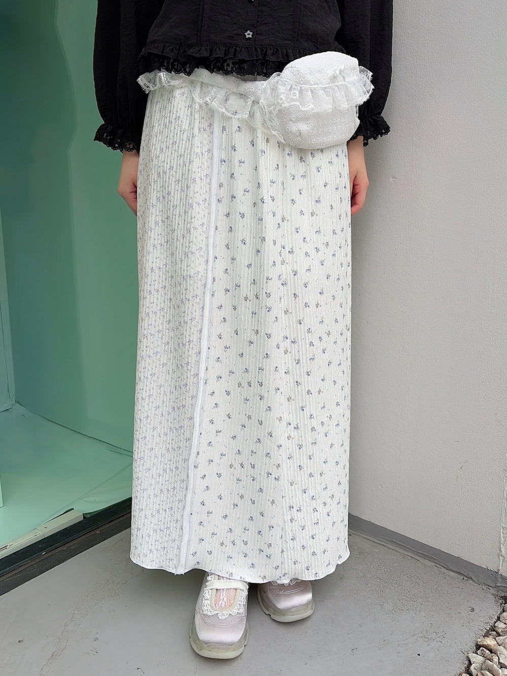 ブラック系のシャツ/ブラウス、ホワイト系のボディバッグ/ウエストポーチ、パープル系のスカートを着用したレディースの春コーディネートの7枚目の写真