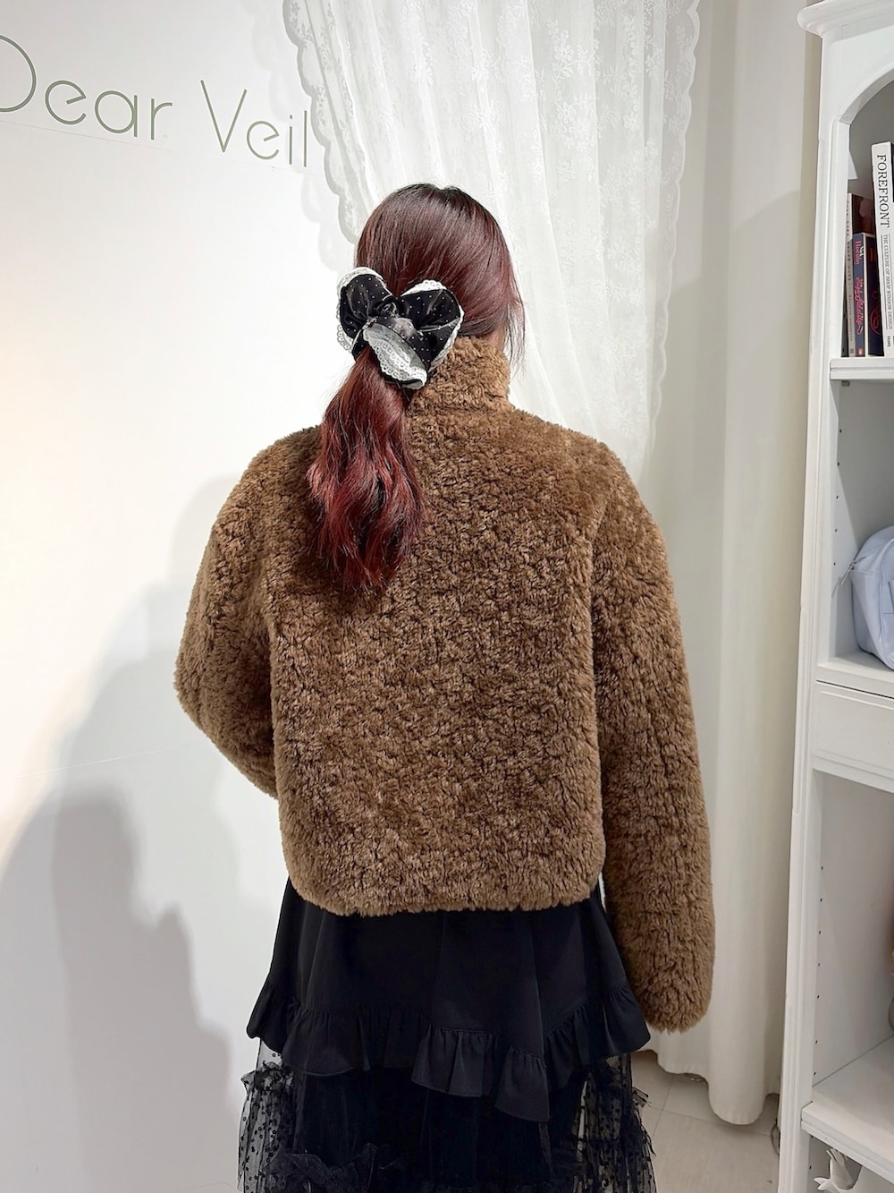 ブラウン系のブルゾン、ブラック系のスカート、ブラック系のその他パンツを着用したレディースの秋コーディネートの5枚目の写真