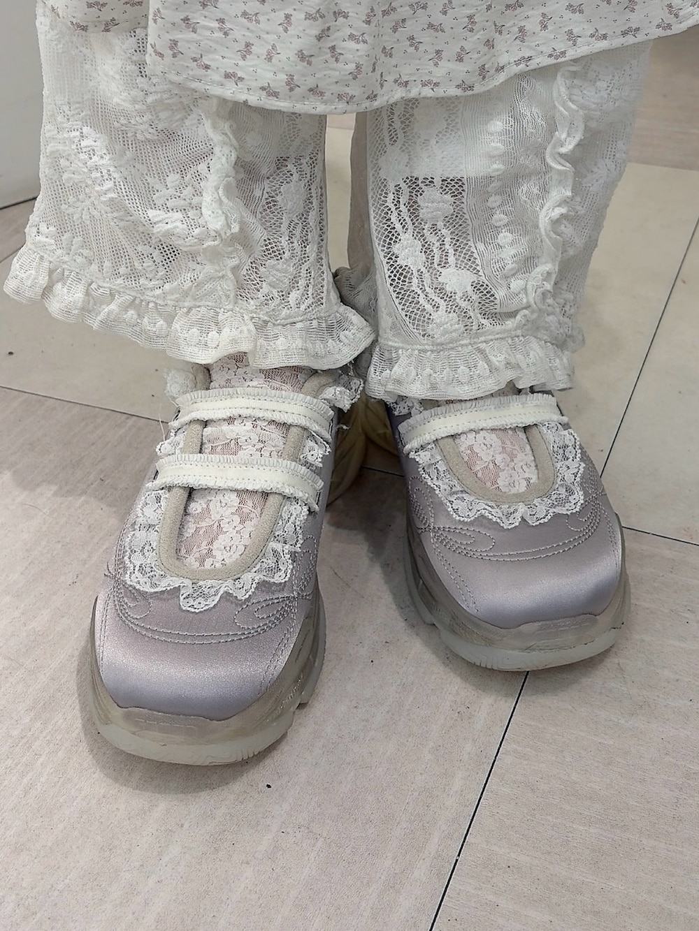 ホワイト系のベスト、ホワイト系のワンピース、ホワイト系のその他パンツを着用したレディースの冬コーディネートの7枚目の写真