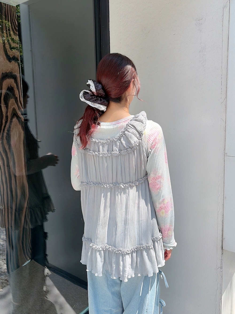 グリーン系のTシャツ/カットソー、ブルー系のシャツ/ブラウス、ホワイト系のスニーカーを着用したレディースの夏コーディネートの5枚目の写真