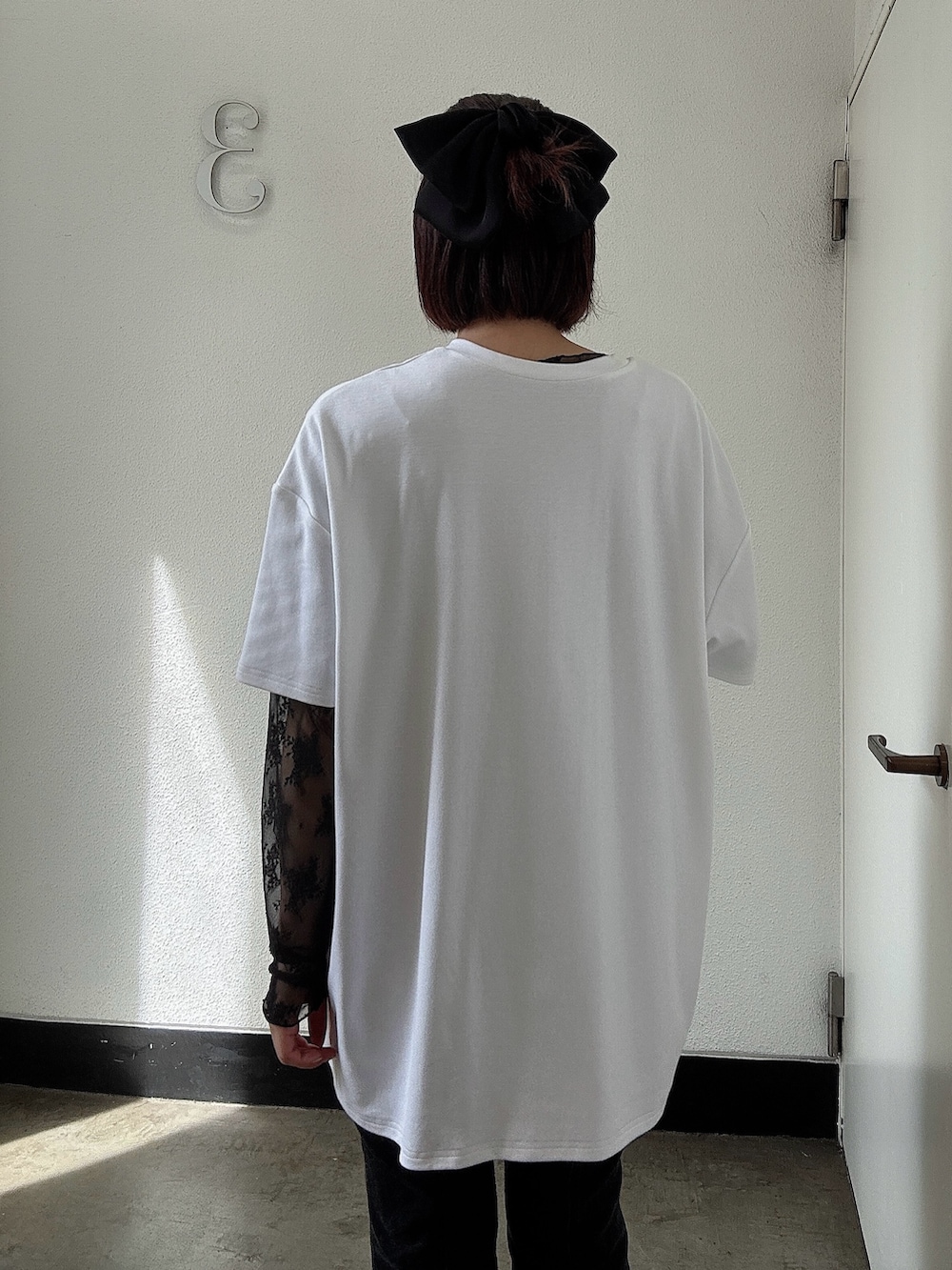 ホワイト系のTシャツ/カットソー、ブラック系のTシャツ/カットソー、ブラック系のデニムパンツを着用したレディースの夏コーディネートの4枚目の写真