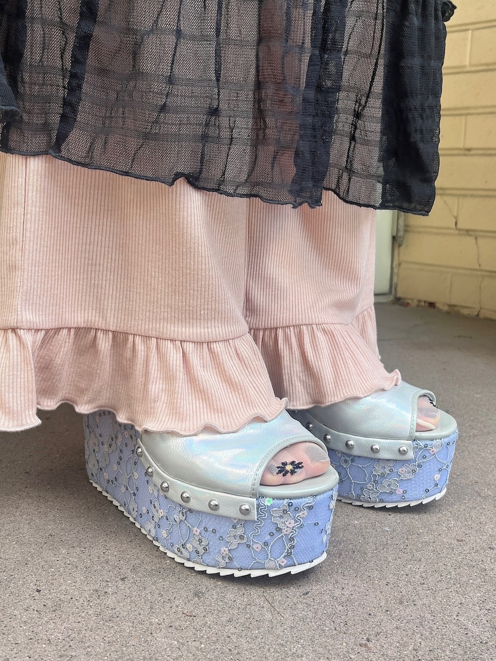 ブラック系のシャツ/ブラウス、ブラック系のワンピース、ピンク系のその他パンツを着用したレディースの春コーディネートの3枚目の写真