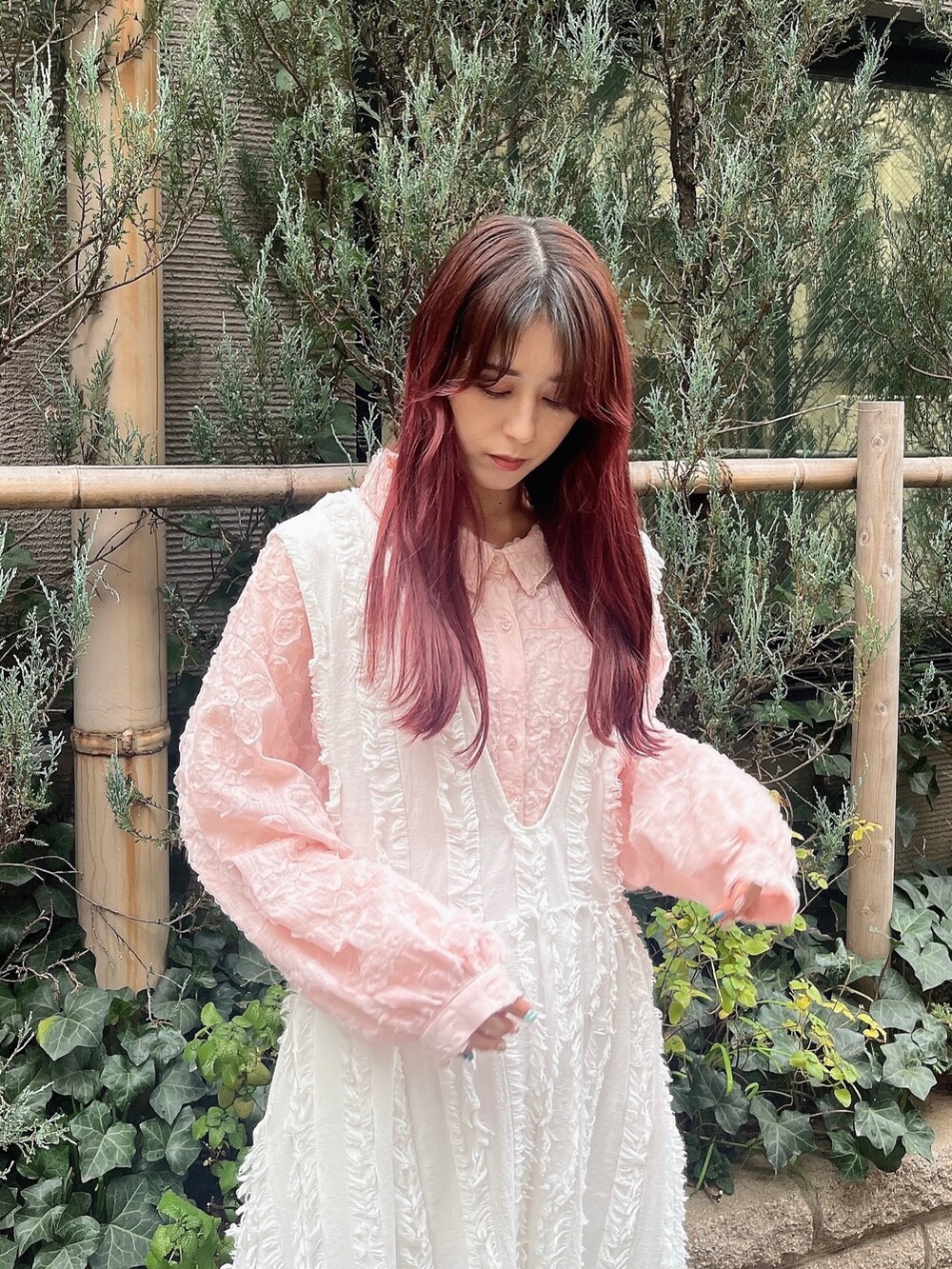 ブラック系のパンプス、ホワイト系のワンピース、ピンク系のシャツ/ブラウスを着用したレディースの春コーディネートの2枚目の写真