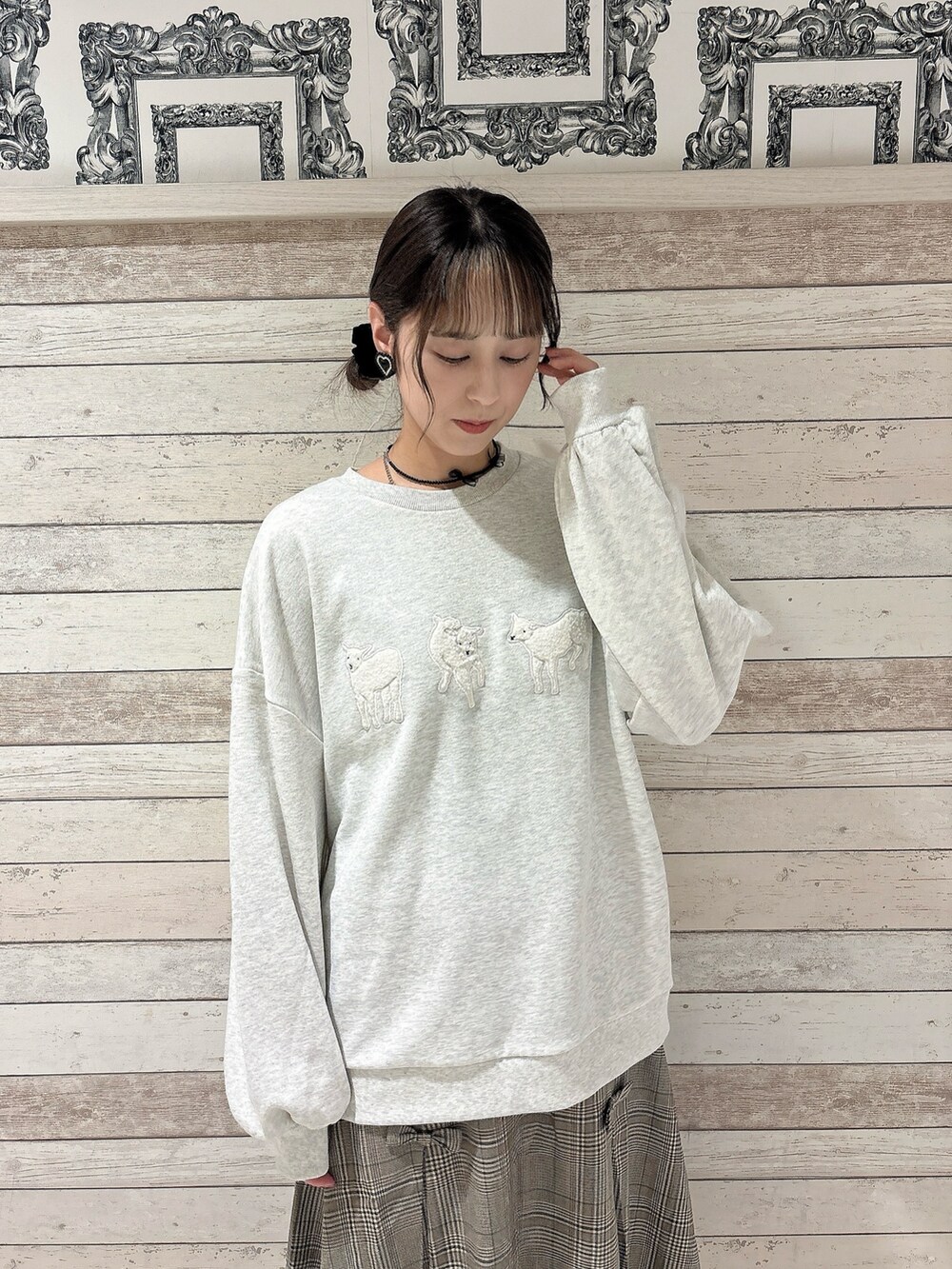 グレー系のスウェット、その他のスカート、レッド系のローファーを着用したレディースの秋コーディネートの3枚目の写真