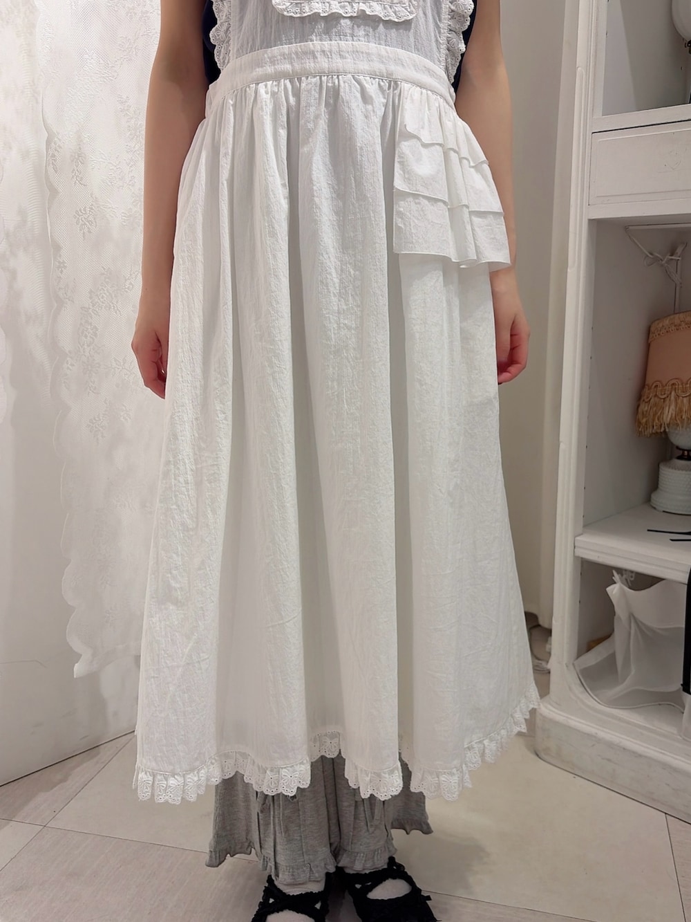ブルー系のシャツ/ブラウス、ホワイト系のワンピース、グレー系のその他パンツを着用したレディースの春コーディネートの6枚目の写真