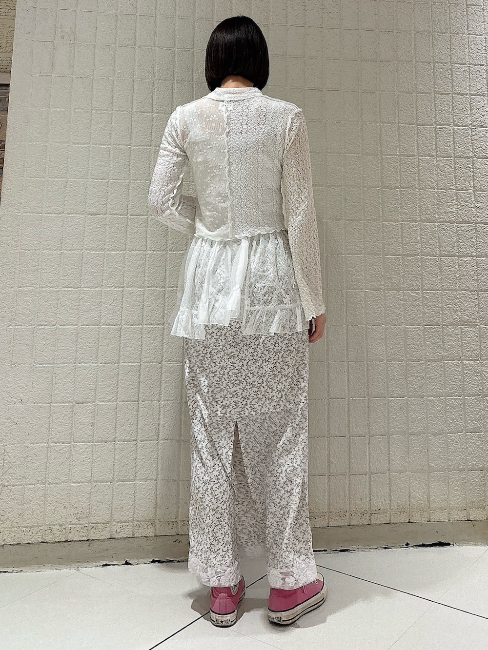 ホワイト系のカーディガン/ボレロ、ホワイト系のスカート、ホワイト系のスカートを着用したレディースの冬コーディネートの2枚目の写真