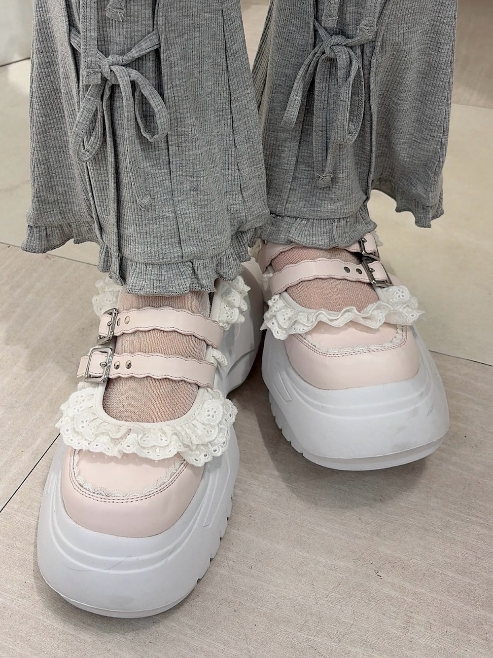 ピンク系のワンピース、ホワイト系のTシャツ/カットソー、グレー系のその他パンツを着用したレディースの春コーディネートの7枚目の写真