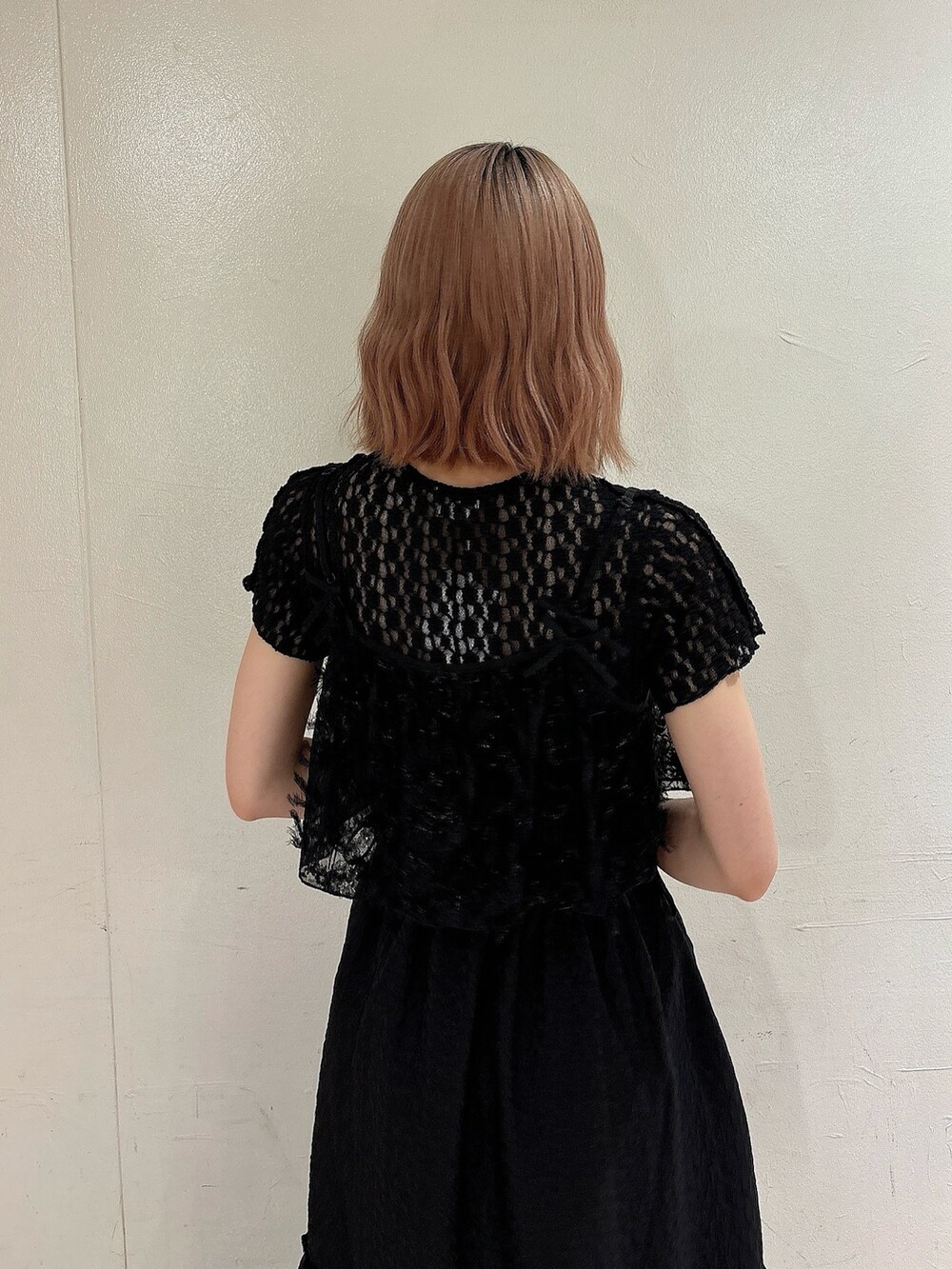 ブラック系のワンピース、ブラック系のキャミソール、シルバー系のバレエシューズを着用したレディースの夏コーディネートの4枚目の写真