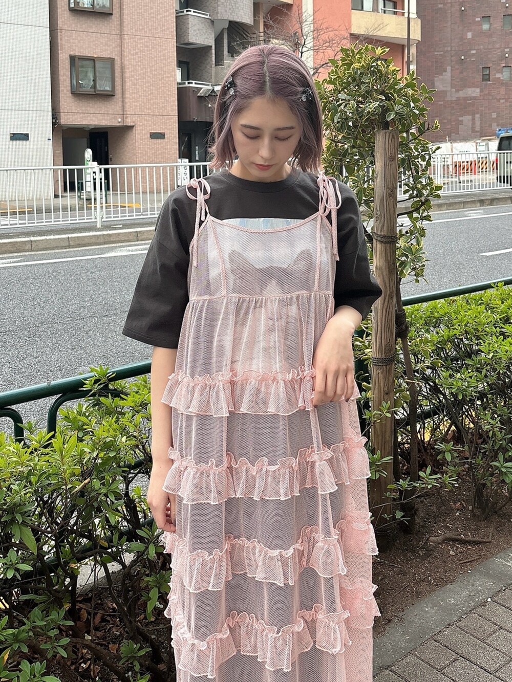 グレー系のTシャツ/カットソー、ピンク系のワンピース、ブラック系のカーゴパンツを着用したレディースの冬コーディネートの2枚目の写真