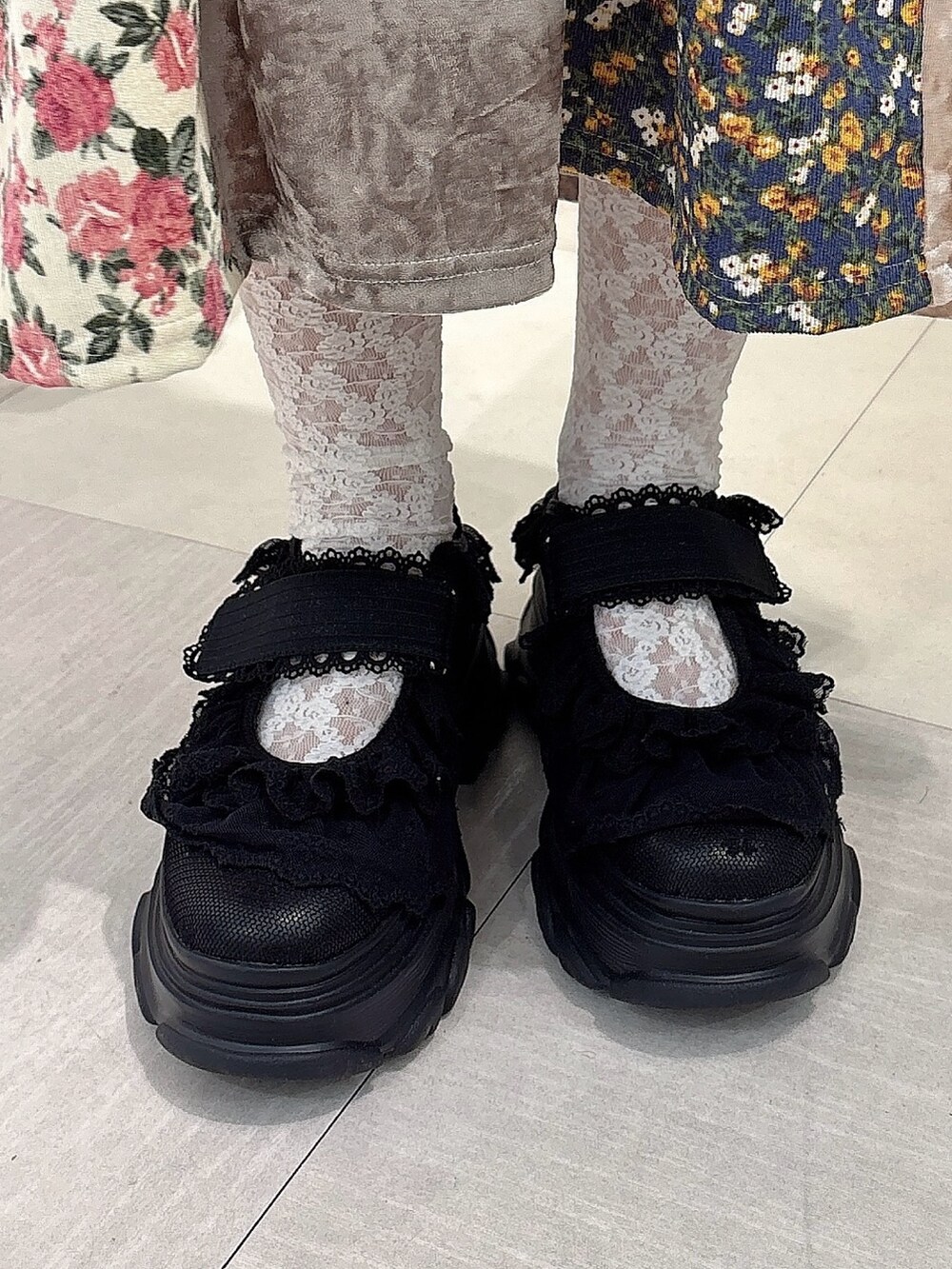 ブラック系のシャツ/ブラウス、ブラウン系のワンピース、ブラック系のショルダーバッグを着用したレディースの夏コーディネートの6枚目の写真