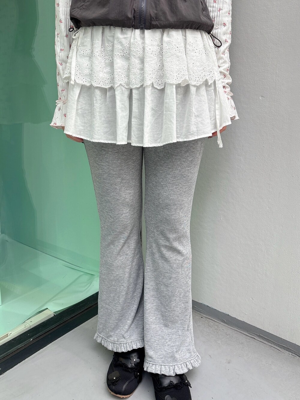 グレー系のベスト、ピンク系のTシャツ/カットソー、グレー系のスウェットパンツを着用したレディースの秋コーディネートの6枚目の写真