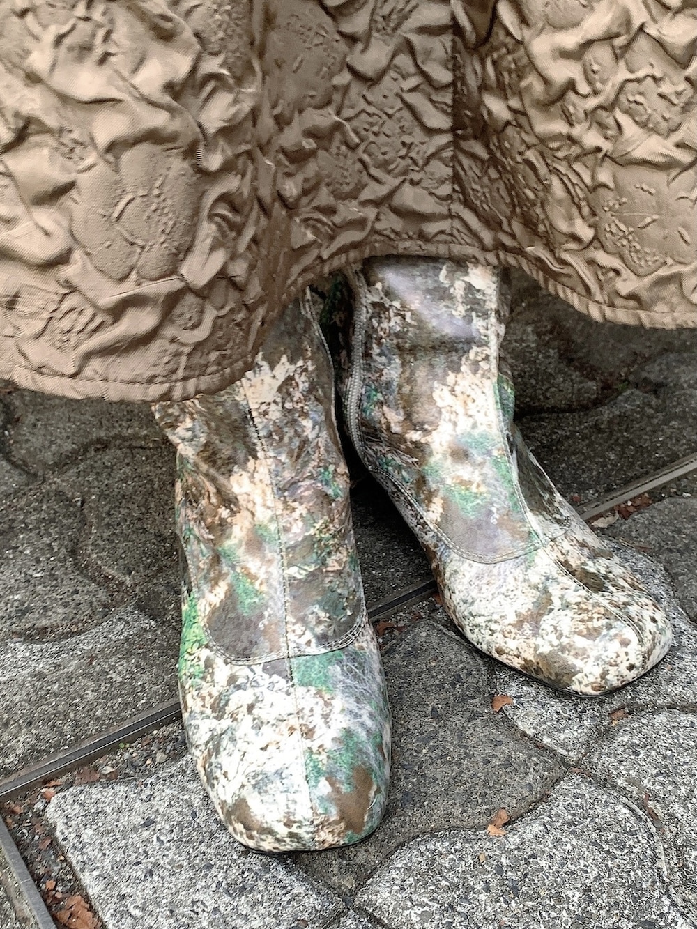 ベージュ系のブーツ、ブラック系のカーディガン/ボレロ、その他のトートバッグを着用したレディースの秋コーディネートの3枚目の写真