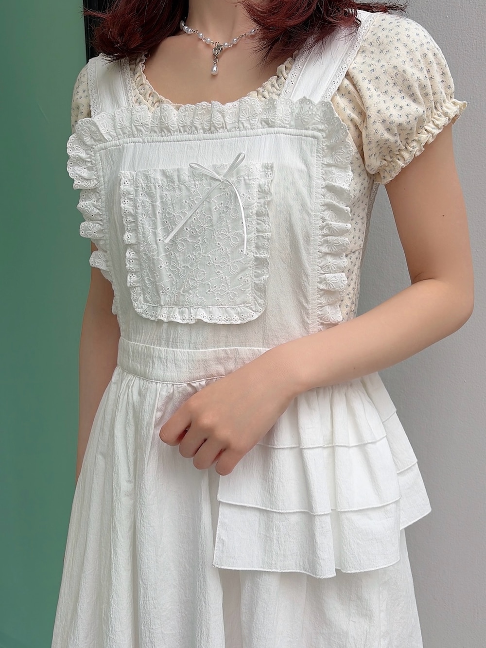 ホワイト系のTシャツ/カットソー、ホワイト系のワンピース、ホワイト系のバレエシューズを着用したレディースの春コーディネートの5枚目の写真