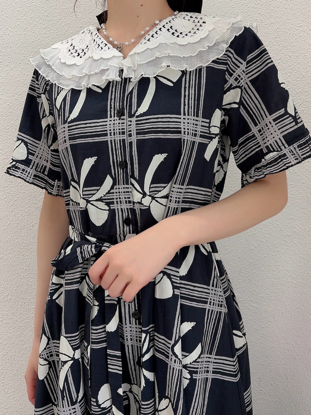 ブルー系のワンピース、ブラック系のその他パンツ、ブラック系のスニーカーを着用したレディースの春コーディネートの5枚目の写真