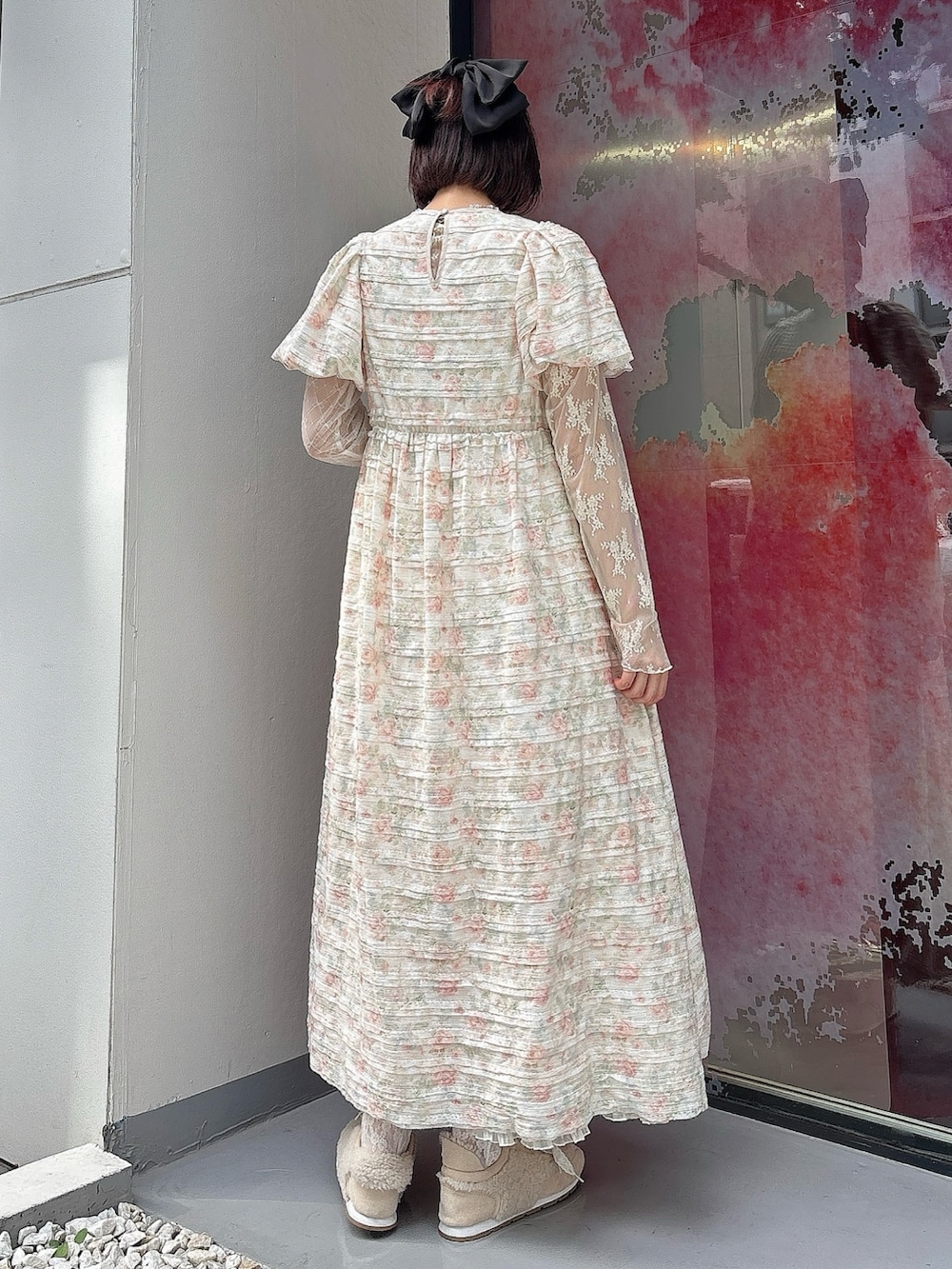 ピンク系のワンピース、ホワイト系のスカート、ホワイト系のスニーカーを着用したレディースの夏コーディネートの2枚目の写真