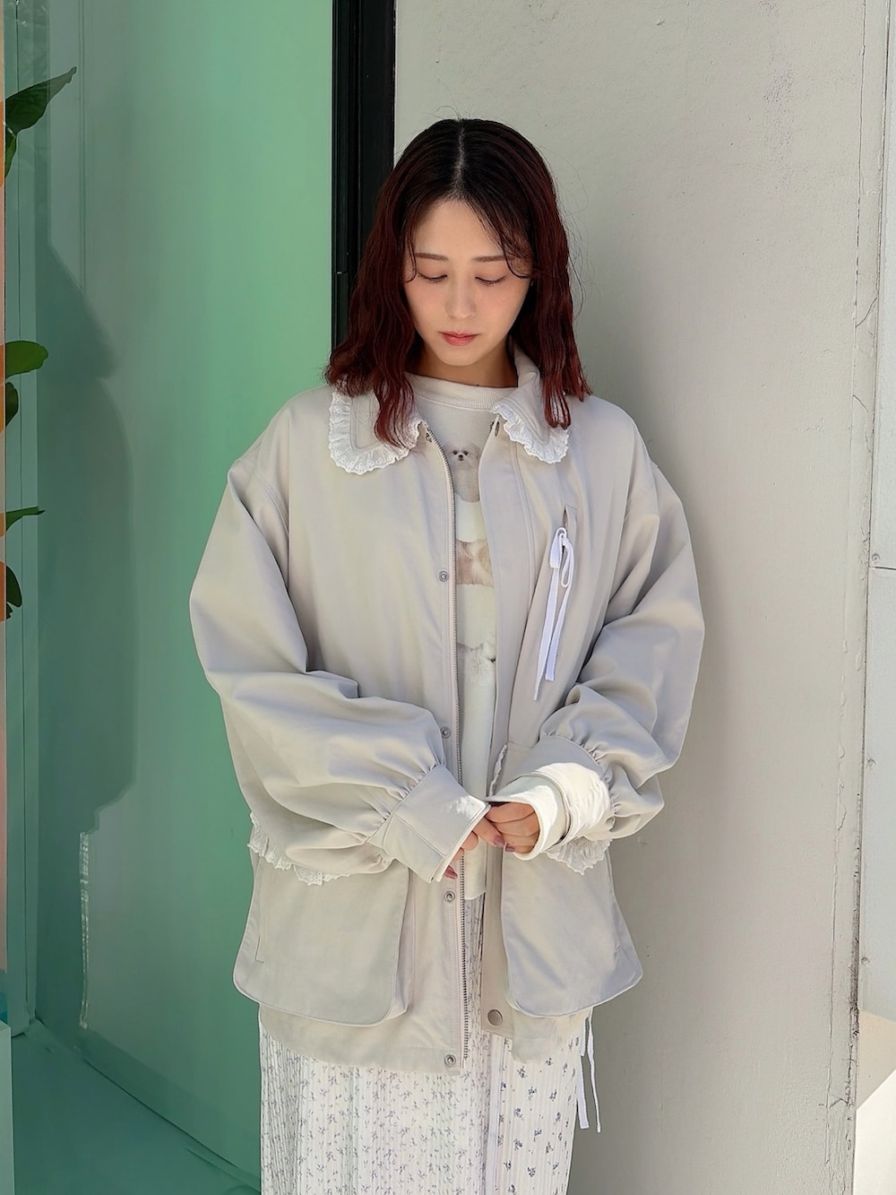 ホワイト系のブルゾン、ホワイト系のスウェット、パープル系のスカートを着用したレディースの冬コーディネートの3枚目の写真