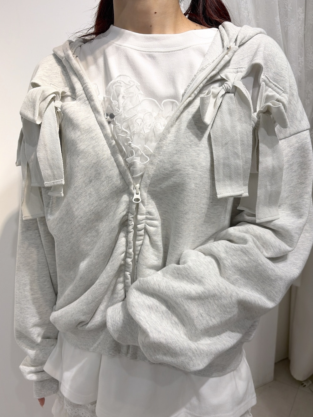 ホワイト系のスカート、ピンク系のカーゴパンツ、ホワイト系のTシャツ/カットソーを着用したレディースの夏コーディネートの5枚目の写真