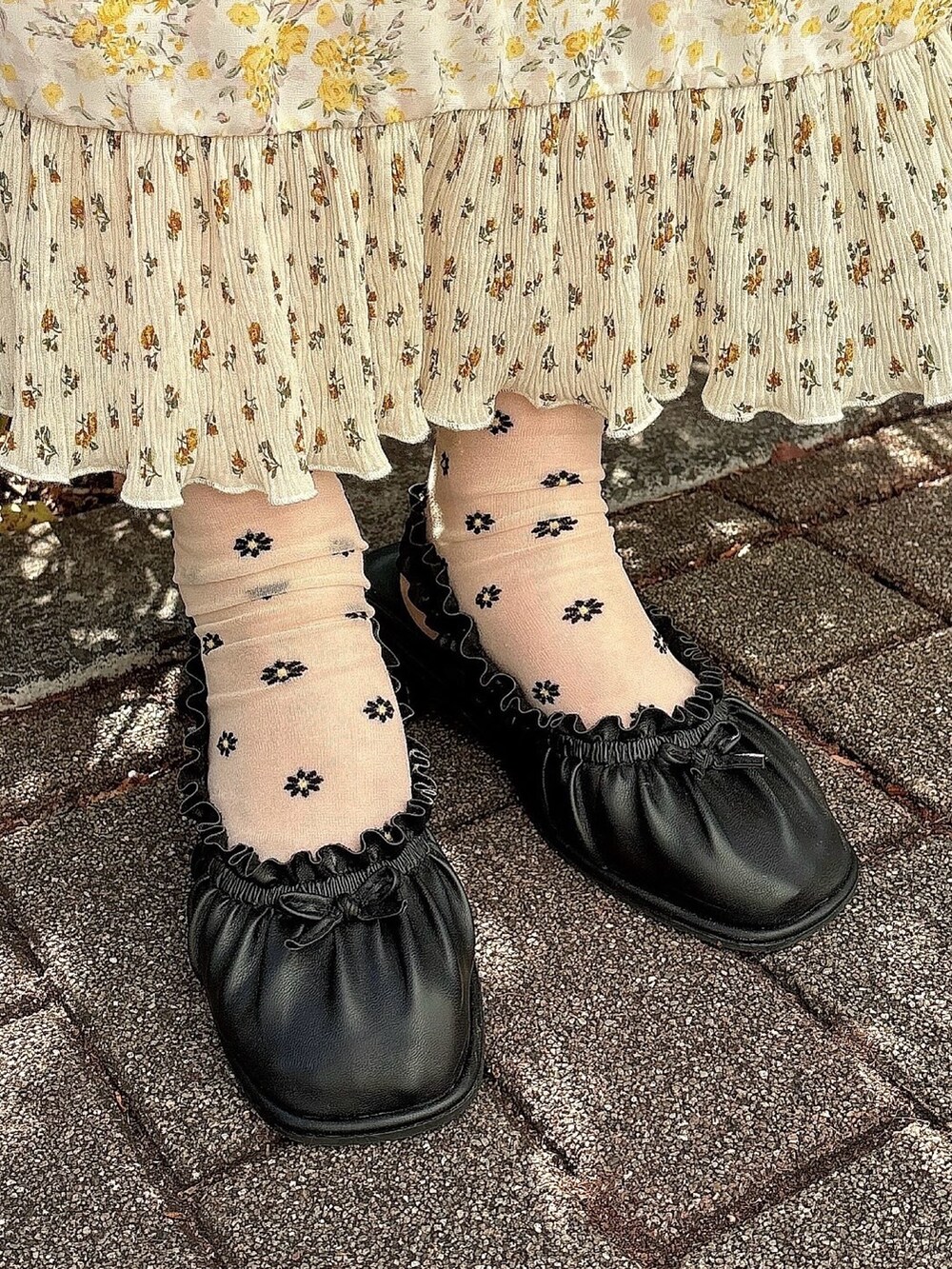 ブラック系のシャツ/ブラウス、その他のワンピース、ブラック系のパンプスを着用したレディースの冬コーディネートの5枚目の写真