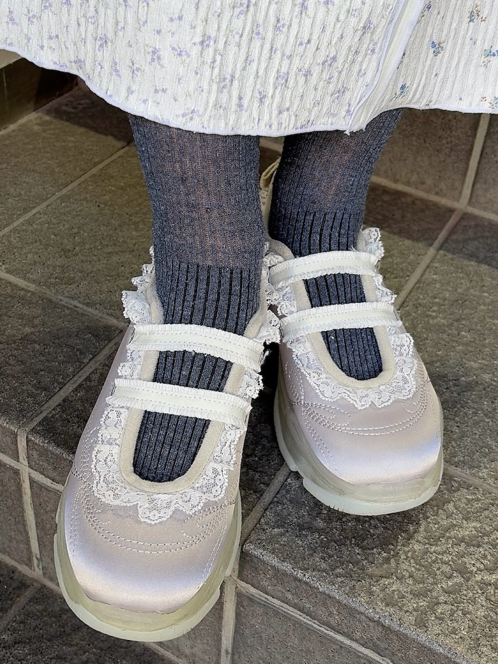 ホワイト系のポロシャツ、ホワイト系のボディバッグ/ウエストポーチ、ホワイト系のスカートを着用したレディースの冬コーディネートの8枚目の写真