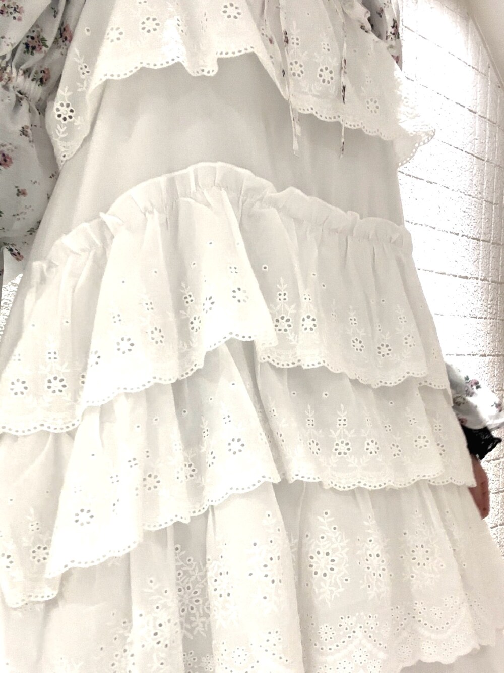 ホワイト系のワンピース、ホワイト系のカーディガン/ボレロ、ブラック系のTシャツ/カットソーを着用したレディースの春コーディネートの6枚目の写真