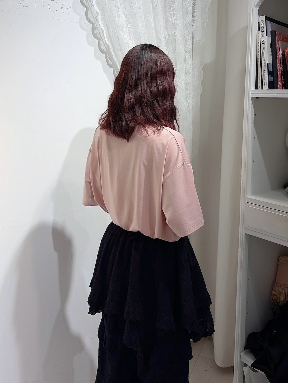 ピンク系のTシャツ/カットソー、ブラック系のスカート、ブラック系のその他パンツを着用したレディースの春コーディネートの4枚目の写真