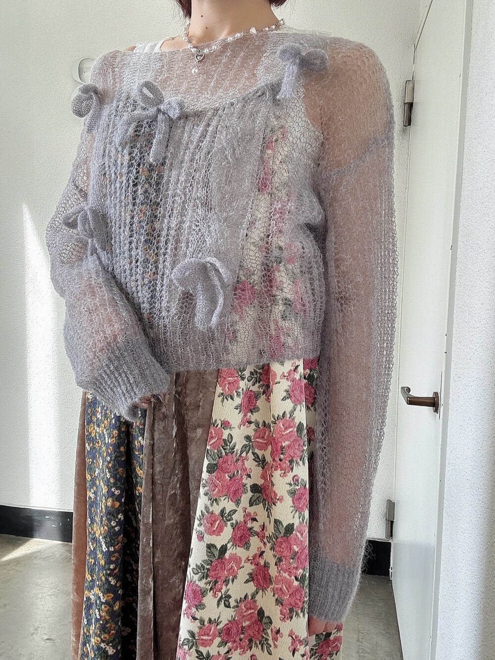 グレー系のニット/セーター、ピンク系のワンピース、ブラウン系のブーツを着用したレディースの夏コーディネートの4枚目の写真