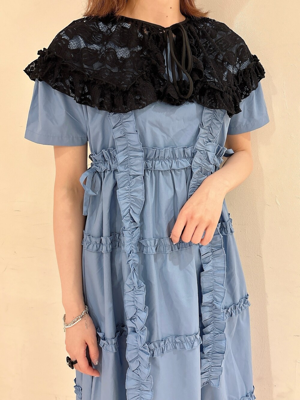 ブルー系のワンピース、ブラック系のサンダル、ブラック系の付け襟を着用したレディースの夏コーディネートの5枚目の写真