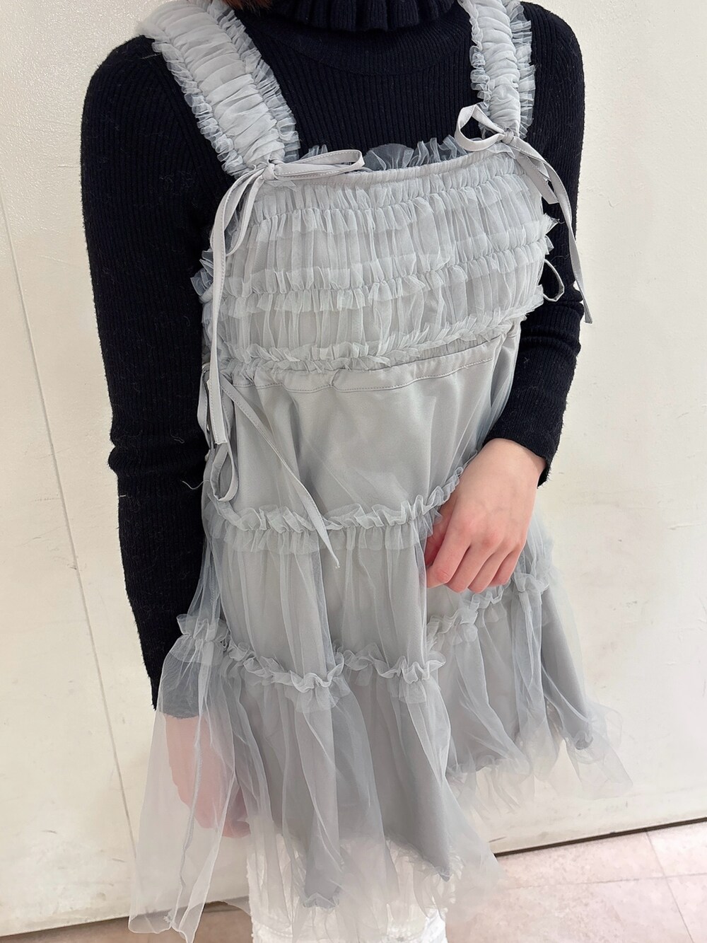 ホワイト系のその他パンツ、ホワイト系のローファー、ブルー系のカーディガン/ボレロを着用したレディースの冬コーディネートの5枚目の写真