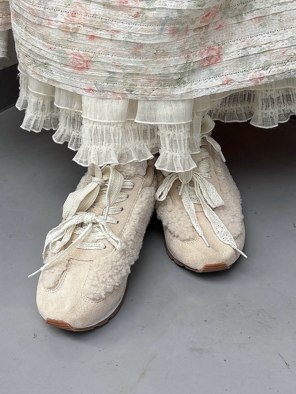 ピンク系のワンピース、ホワイト系のスカート、ホワイト系のスニーカーを着用したレディースの夏コーディネートの6枚目の写真