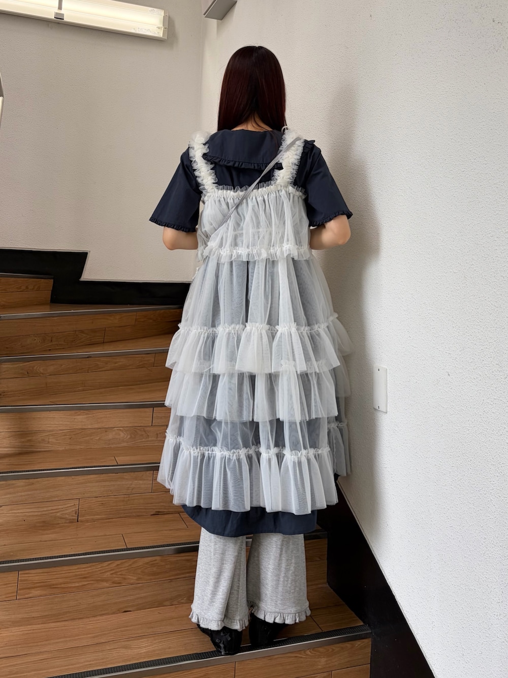 ブルー系のワンピース、ホワイト系のワンピース、ベージュ系のショルダーバッグを着用したレディースの夏コーディネートの2枚目の写真